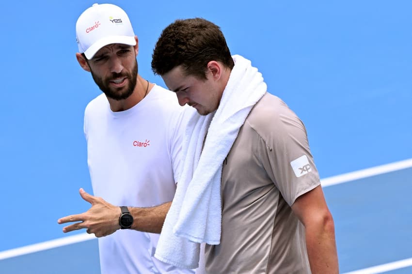 João Fonseca e o técnico Guilherme Teixeira durante treino no Australian Open (Foto: William WEST / AFP)