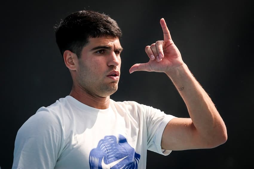 O espanhol Carlos Alcaraz gesticula em treino no Australian Open (Foto: DAVID GRAY / AFP)
