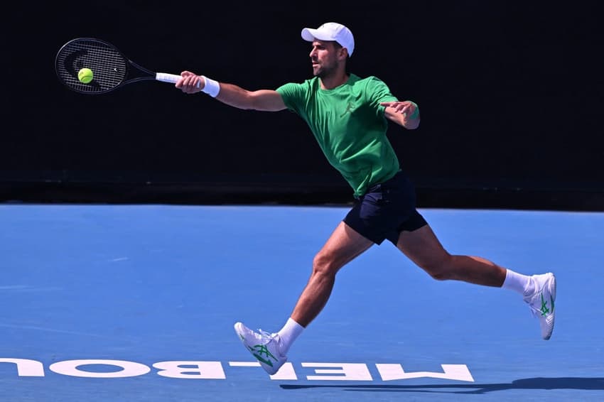 Novak Djokovic em treino no Australian Open (Foto: William WEST / AFP)