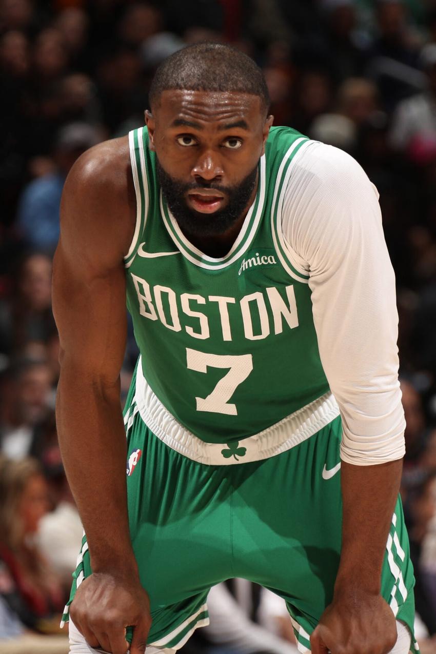 Jaylen Brown, do Boston Celtics, durante partida contra o Miami Heat em 15 de janeiro de 2026, no Kaseya Center, em Miami. (Foto: Issac Baldizon/NBAE/Getty Images via AFP)