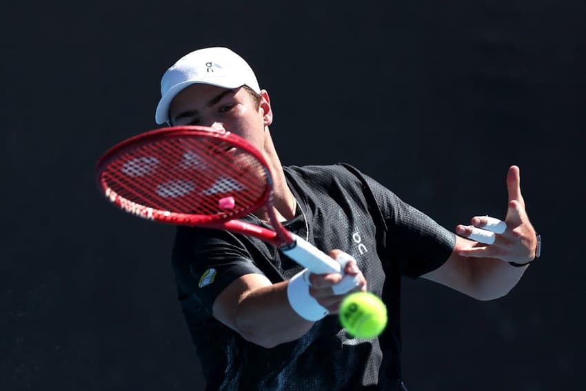 João Fonseca em treino no Australian Open (Foto: Martin KEEP / AFP) 