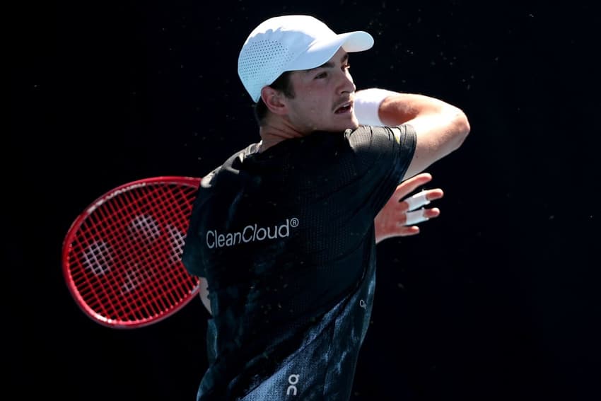 João Fonseca em treino no Australian Open (Foto: Martin KEEP / AFP)