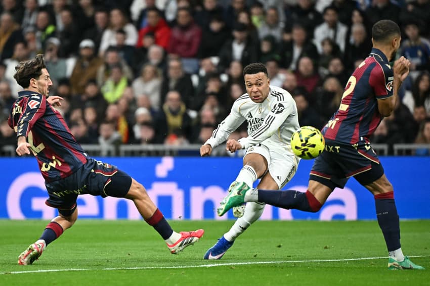 Kylian Mbappé em ação na partida entre Real Madrid e Levante (Foto: Javier SORIANO / AFP)