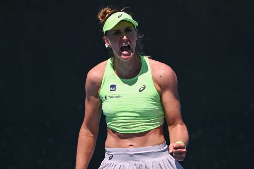 Bia Haddad celebra ponto na estreia no Australian Open (Foto: WILLIAM WEST / AFP)
