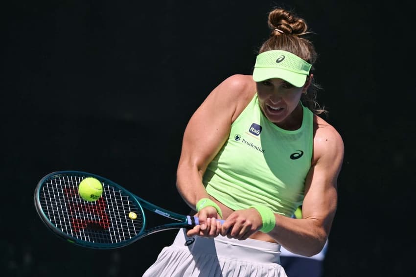 Bia Haddad devolve a bola de backhand na estreia contra a cazaque Yulia Putintseva no Australian Open (Foto: WILLIAM WEST / AFP)