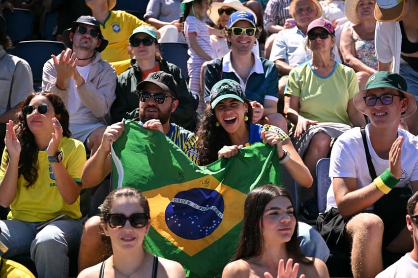 Torcida brasileira apoia a estreia de Bia Haddad no Australian Open (Foto: WILLIAM WEST/AFP)