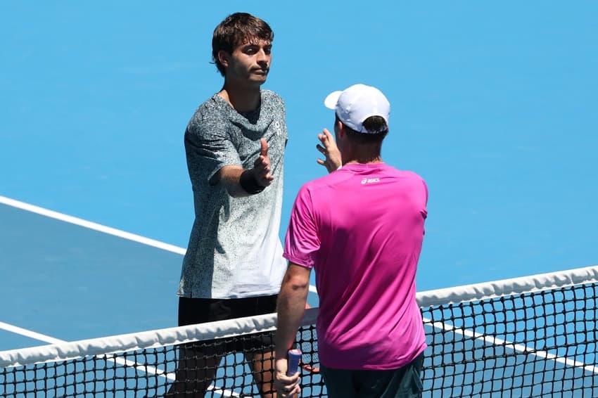 Um desolado italiano Flavio Cobolli cumprimenta o britânico Arthur Fery no Australian Open. (Foto: Martin KEEP / AFP)