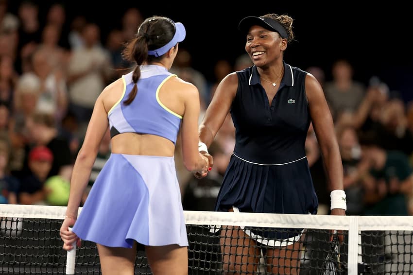 Venus Williams e Olga Danilovic no Australian Open. (Foto:  Martin Keep/AFP)