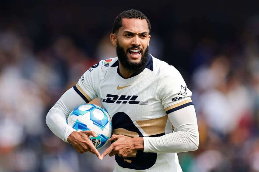 Juninho celebra gol pelo Pumas com sua famosa comemoração (Foto: Rodrigo Oropeza / AFP)