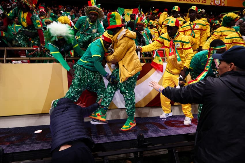 Torcedores de Senegal tentaram invadir o campo após a decisão do árbitro Ndala Ngambo (Foto: Franck FIFE / AFP)