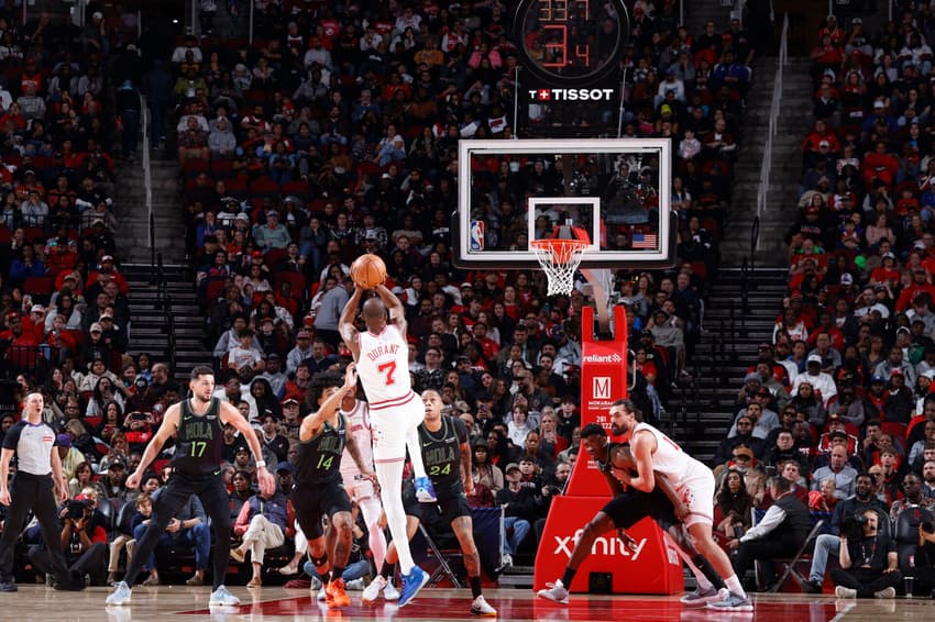 Kevin Durant arremessa para três pontos pelos Rockets contra os Pelicans, em Houston, em 18 de janeiro de 2026. (Foto: Logan Riely/NBAE/Getty Images/AFP)