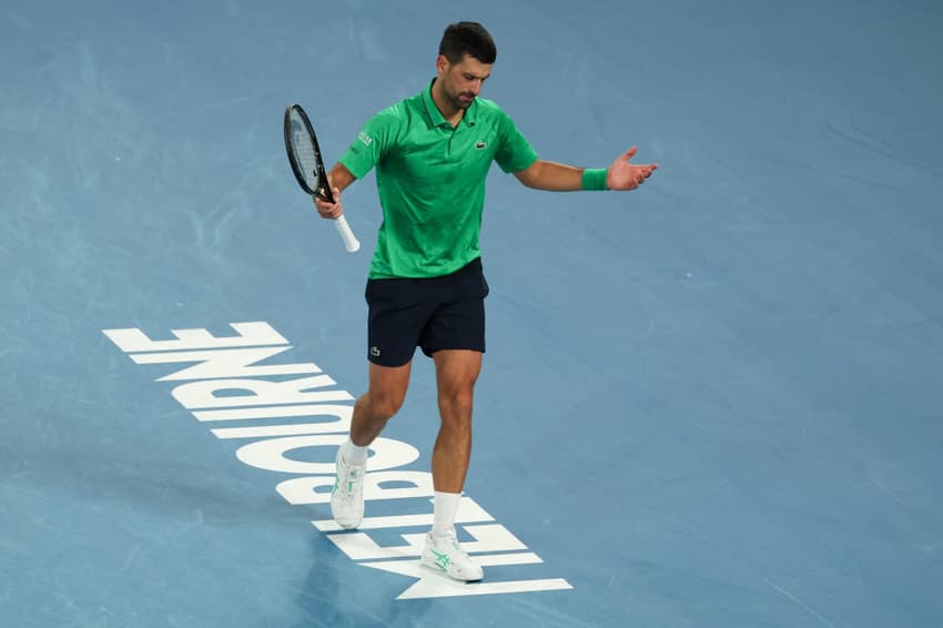 Novak Djokovic reage após um ponto contra Pedro Martínez no Australian Open, em Melbourne, em 19 de janeiro de 2026. (Foto: Izhar Khan/AFP)