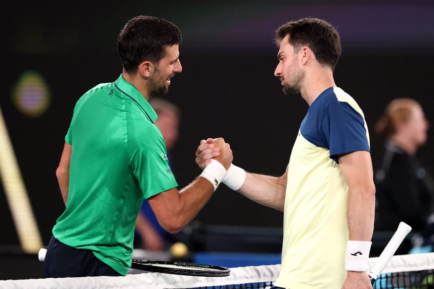 Novak Djokovic cumprimenta Pedro Martínez após a partida do Australian Open, em Melbourne, em 19 de janeiro de 2026. (Foto: David Gray/AFP)