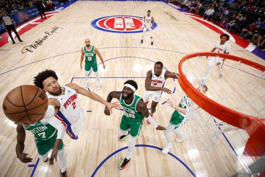 Cade Cunningham, do Detroit Pistons, avança à cesta contra o Boston Celtics na Little Caesars Arena, em 19/1/2026 (Foto: Brian Sevald/NBAE via Getty Images/AFP)