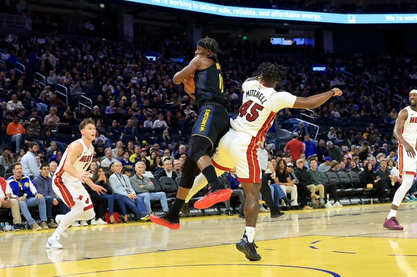 Jimmy Butler se choca com Davion Mitchell e sofre lesão no joelho no terceiro quarto, no Chase Center, em 19/1/2026 (Foto: Ezra Shaw/Getty Images/AFP).