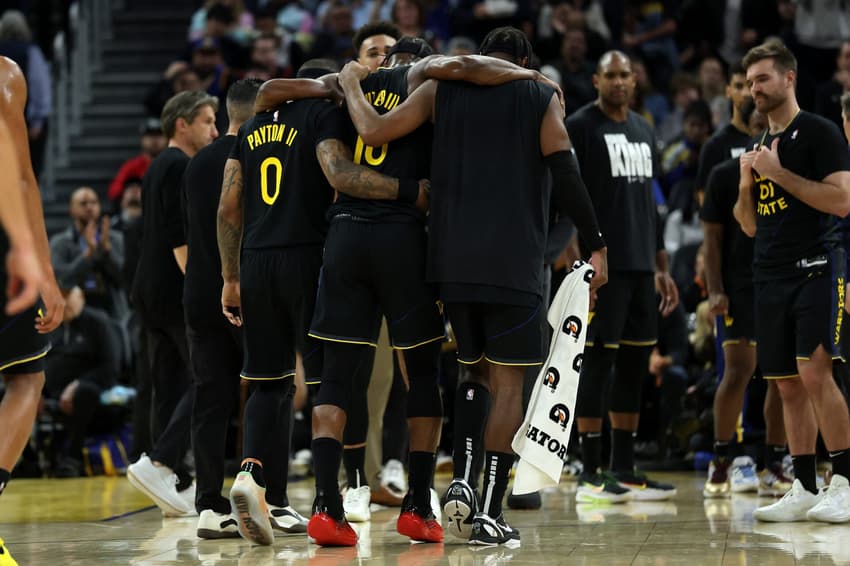 Jimmy Butler deixa a quadra com lesão no joelho após colisão com Davion Mitchell, no Chase Center, em 19/1/2026 (Foto: Ezra Shaw/Getty Images/AFP).