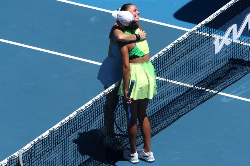 A americana Madison Keys é abraçada pela ucraniana Oleksandra Oliynykova após a vitória no Australian Open (Foto: Martin KEEP / AFP)