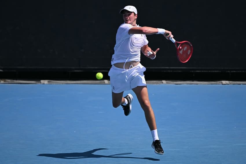 João Fonseca bate de forehand na estreia do Australian Open contra o americano Eliot Spizzirri