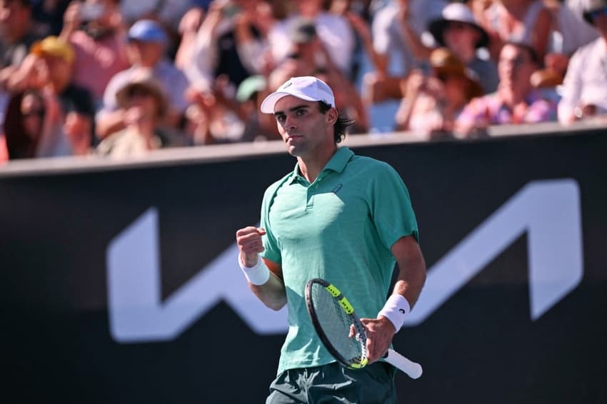 O americano Eliot Spizzirri na vitória sobre João Fonseca (Foto: WILLIAM WEST / AFP)