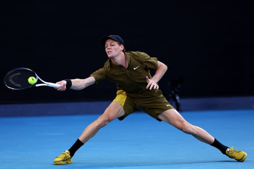 O itaiano Jannik Sinner devolve a bola na vitória sobre o francês Hugo Gaston no Australian Open (Foto: Martin KEEP / AFP)