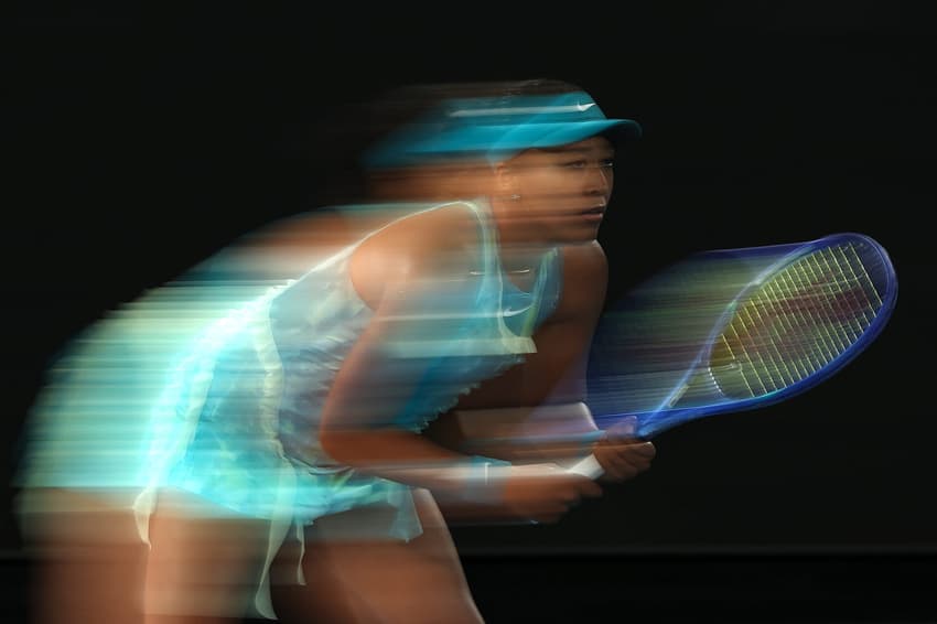 Naomi Osaka, do Japão, enquanto aguarda para devolver a bola contra a croata Antonia Ruzic durante partida de simples feminino no terceiro dia do Australian Open, em Melbourne, em 20 de janeiro de 2026 (Foto: Martin Keep/AFP)