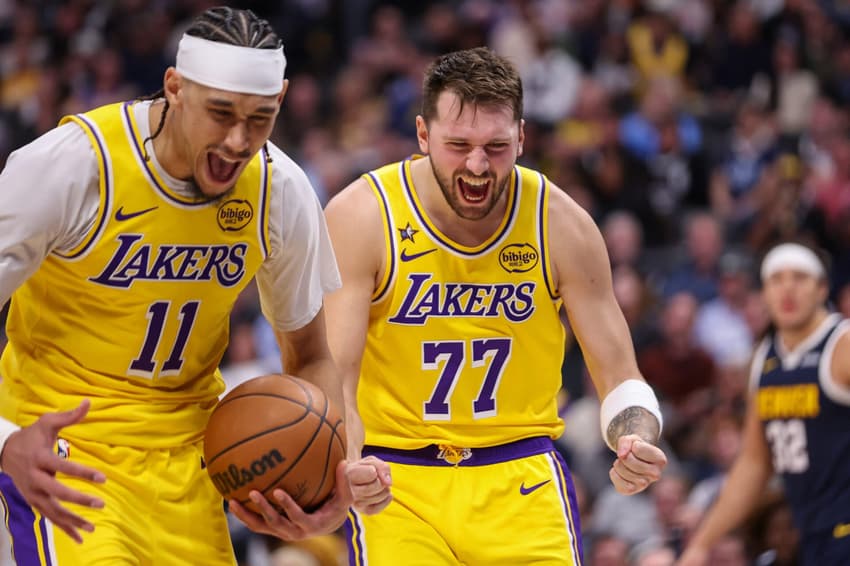 Luka Dončić e Jaxson Hayes, do Lakers, comemoram falta marcada contra o Nuggets no quarto período (Foto: Tanner Pearson/Clarkson Creative/Getty Images/AFP)