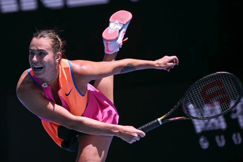 A bielorrussa Aryna Sabalenka saca na vitória sobre a chinesa Bai Zhuoxuan no Australian Open (Foto: WILLIAM WEST / AFP)