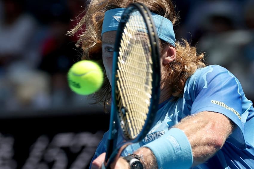 O russo Andrey Rublev devolve a bola na vitória sobre o português Jaime Faria (Foto: DAVID GRAY / AFP)