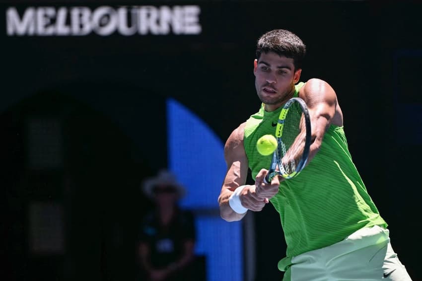 O espanhol Carlos Alcaraz na vitória sobre o alemão Yannick Hanfmann (Foto: WILLIAM WEST / AFP)