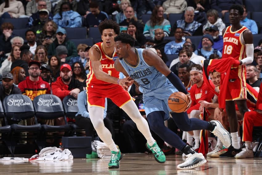 Jaren Jackson Jr., camisa 8 do Memphis Grizzlies, contra o Atlanta Hawks (Foto: Joe Murphy/NBAE via Getty Images/AFP)