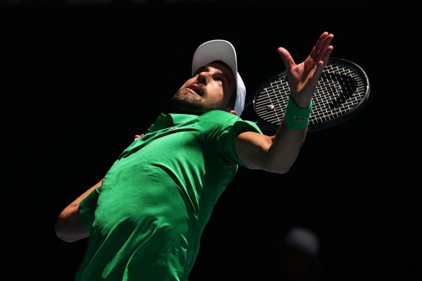 O sérvio Novak Djokovic saca na partida contra o italiano Francesco Maestrelli no Australian Open (Foto: DAVID GRAY / AFP)