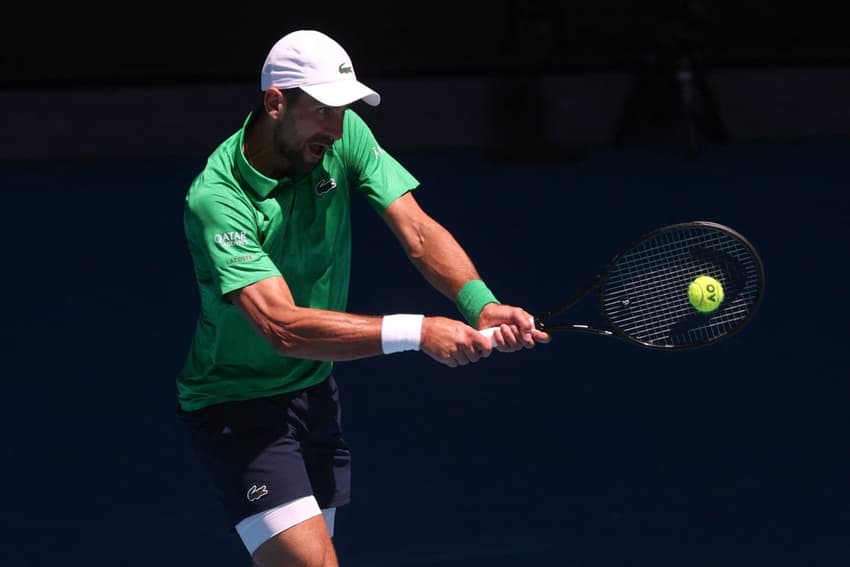 O sérvio Novak Djokovic na vitória sobre o italiano Francesco Maestrelli no Australian Open (Foto: IZHAR KHAN / AFP)