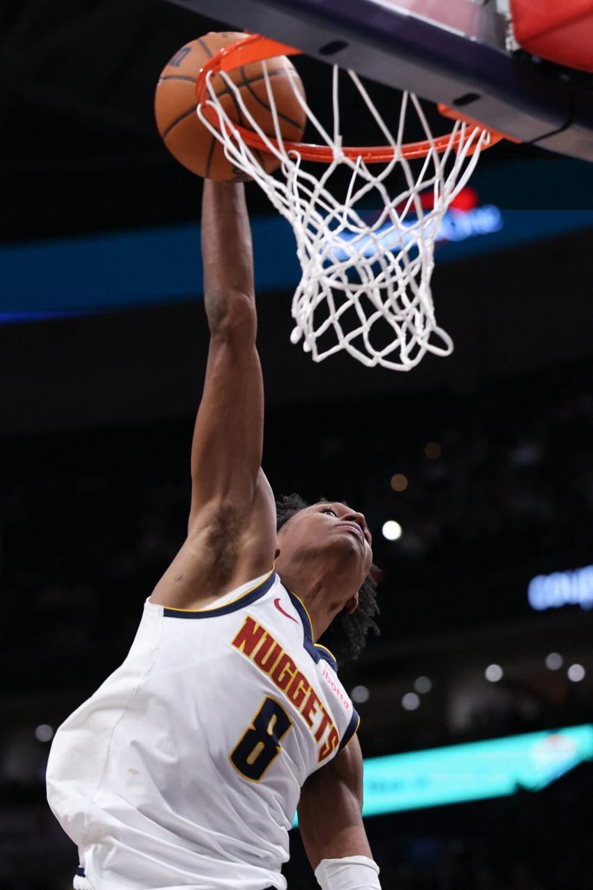 Peyton Watson, do Denver Nuggets, infiltra contra o Washington Wizards na NBA, em Washington, em 22 de janeiro de 2026 (Foto: Sabina Shysh/NBAE/Getty Images/AFP)