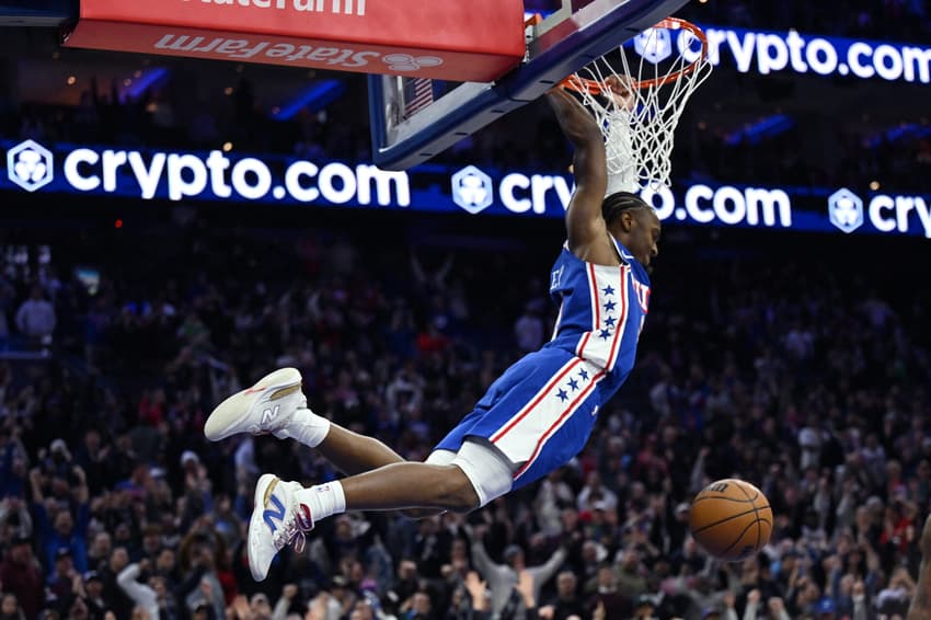 Tyrese Maxey, do Philadelphia 76ers, enterra a bola na prorrogação contra o Houston Rockets, em Filadélfia, em 22 de janeiro de 2026 (Foto: Arwen Clemans/Getty Images/AFP)
