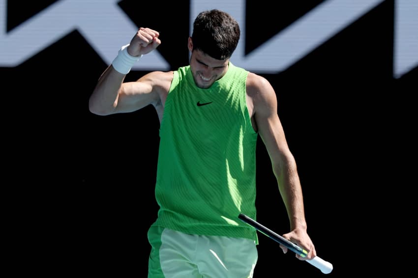 Carlos Alcaraz, da Espanha, comemora match point contra o francês Corentin Moutet no Aberto da Austrália, em Melbourne, em 23 de janeiro de 2026 (Foto: David Gray/AFP)