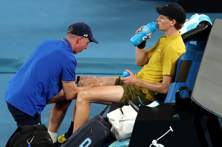 Jannik Sinner recebe atendimento médico durante partida contra Eliot Spizzirri no Australian Open, em Melbourne, em 24 de janeiro de 2026 (Foto: Martin Keep/AFP)