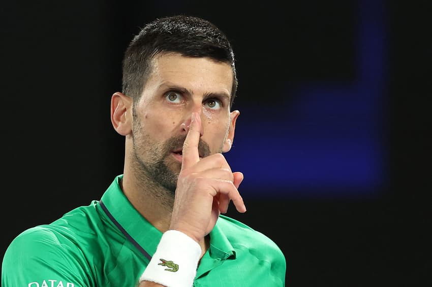 Novak Djokovic reage a um ponto contra o holandês Botic van de Zandschulp durante partida de simples masculino no sétimo dia do Australian Open, em Melbourne, em 24 de janeiro de 2026 (Foto: Martin Keep/AFP)