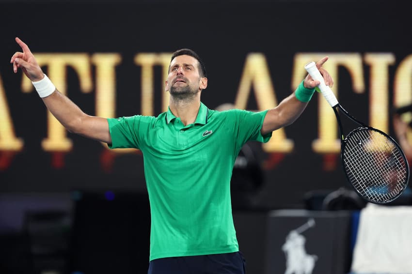 Novak Djokovic comemora a vitória sobre o holandês Botic van de Zandschulp após a partida de simples masculino no sétimo dia do Australian Open, em Melbourne, em 24 de janeiro de 2026 (Foto: Martin Keep/AFP)