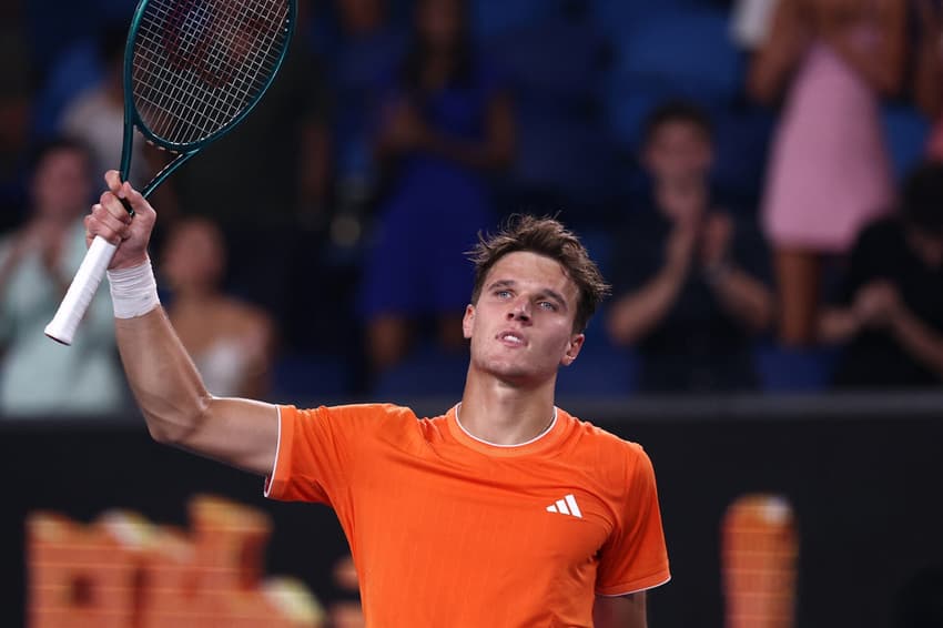 O tcheco Jakub Mensik comemora a vitória sobre o americano Ethan Quinn, em jogo de simples masculino no sétimo dia do Aberto da Austrália, em Melbourne, em 24 de janeiro de 2026 (Foto: Izhar Khan/AFP)