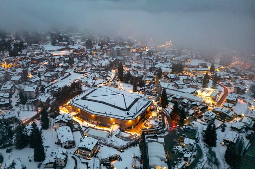 Vista aérea do estádio olímpico que recebe as competições de curling em Cortina d'Ampezzo, no norte da Itália, antes dos Jogos Olímpicos Milano Cortina 2026, em 24 de janeiro de 2026. (Foto: Odd ANDERSEN/AFP)