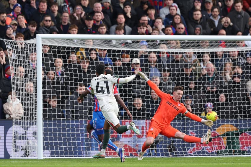 Estêvão chuta para abrir o placar para o Chelsea contra o Crystal Palace (Foto: Adrian Dennis / AFP)