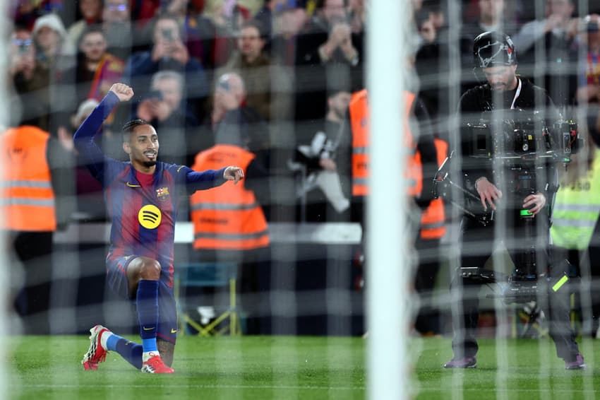 Raphinha comemora gol do Barcelona sobre o Real Oviedo (Fot: Josep LAGO / AFP)