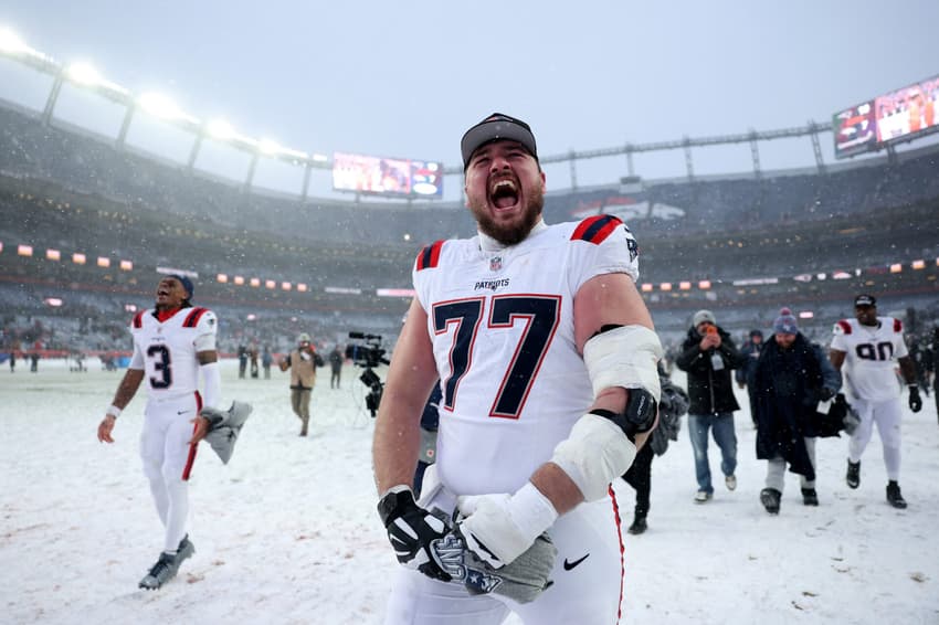 Ben Brown (#77), do New England Patriots, comemora após a final da AFC contra o Denver Broncos, no Empower Field at Mile High. Vitória por 10 a 7. (Foto: Matthew Stockman/Getty Images/AFP)