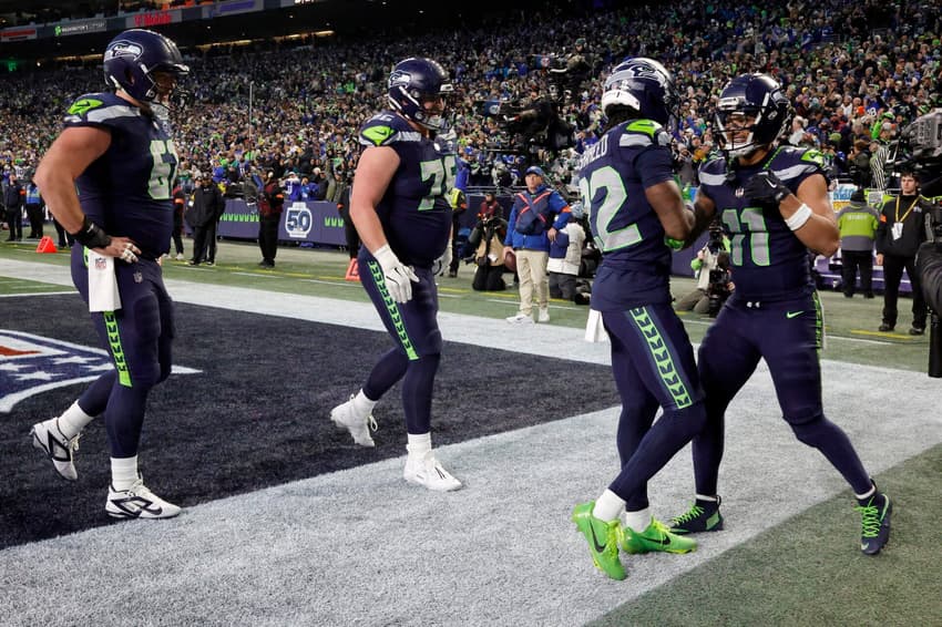 Jaxon Smith-Njigba (#11), do Seattle Seahawks, comemora touchdown contra o Los Angeles Rams na final da NFC, no Lumen Field. (Foto: Ronald Martinez/Getty Images/AFP)