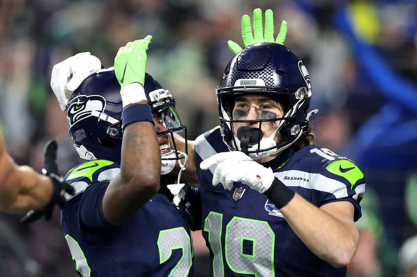 Jake Bobo (#19) comemora touchdown com Rashid Shaheed (#22), do Seattle Seahawks, contra o Los Angeles Rams, na final da NFC, no Lumen Field. (Foto: Steph Chambers/Getty Images/AFP)