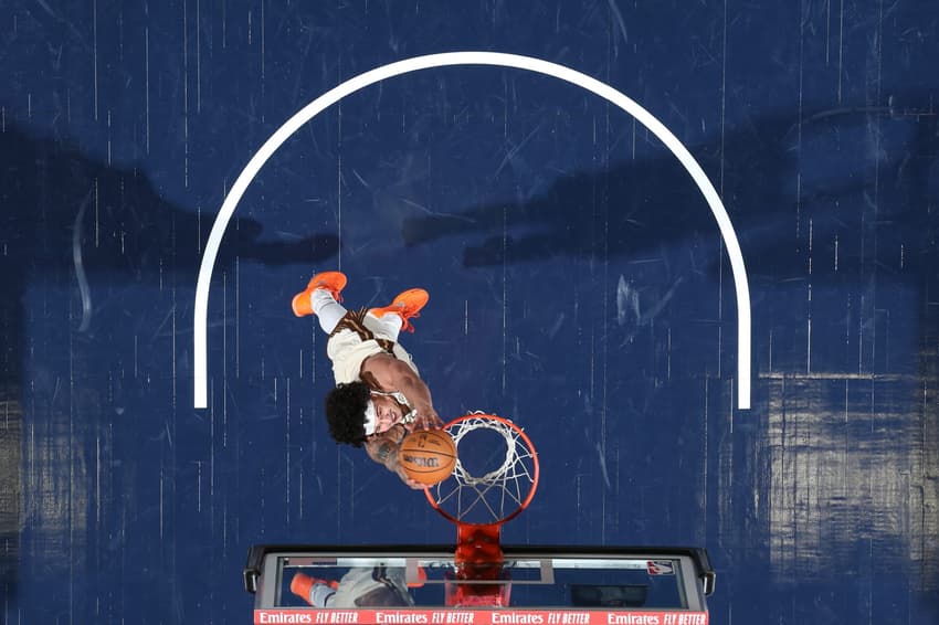 Gui Santos (#15), do Golden State Warriors, enterra contra o Minnesota Timberwolves no Target Center. (Foto: David Sherman/NBAE via Getty Images/AFP)