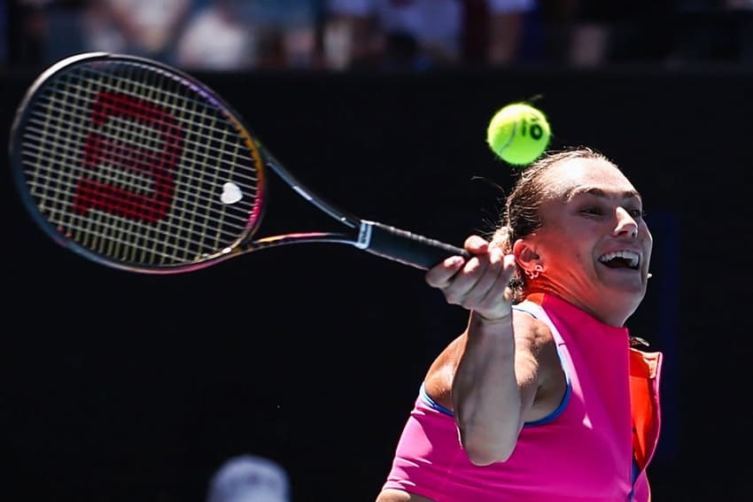 A bielorrussa Aryna Sabalenka bate na bola na vitória sobre a americana Iva Jovic (Foto: Izhar Khan / AFP)