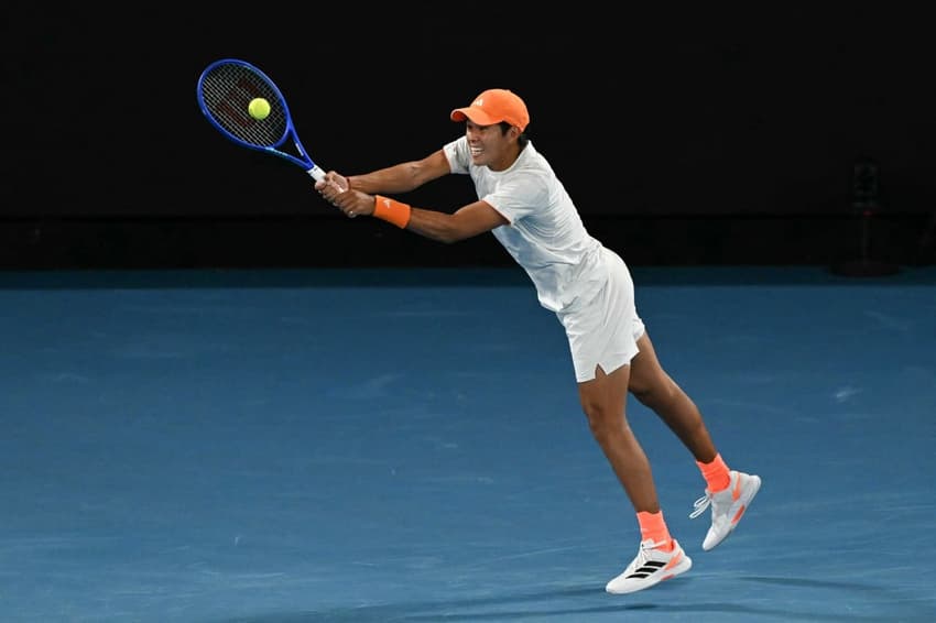 O americano Learner Tien devolve a bola na partida conra o alemão Alexander no Australian Open (Foto: WILLIAM WEST / AFP)