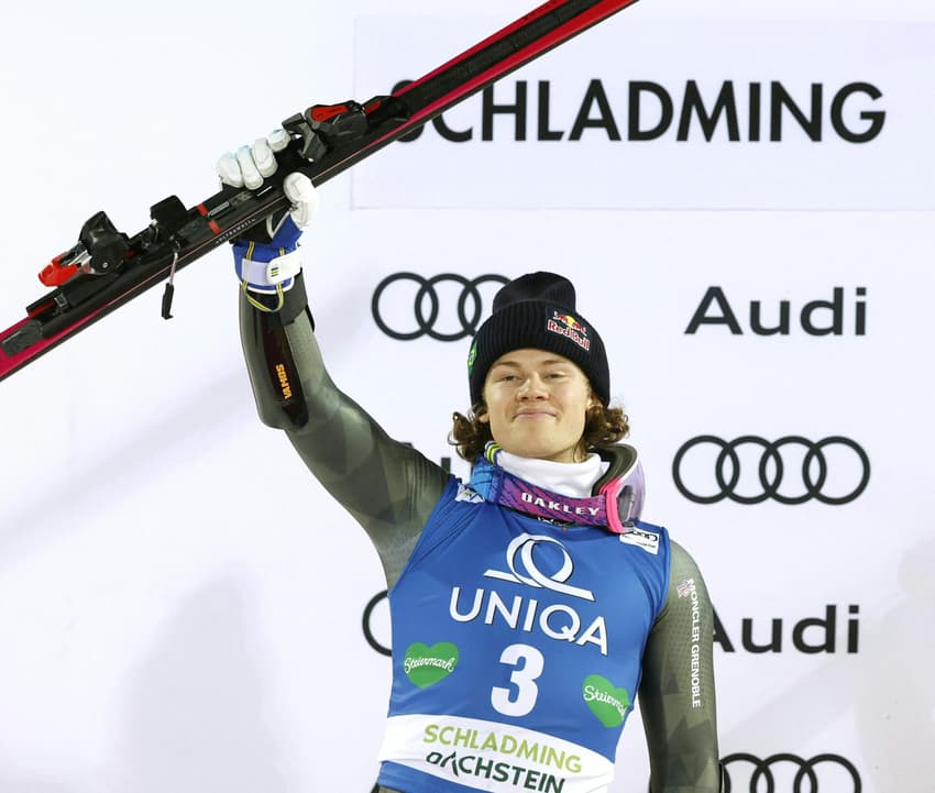 Lucas Pinheiro, do Brasil, celebra o segundo lugar no slalom gigante da Copa do Mundo de Esqui Alpino, em Schladming, Áustria, em 27 de janeiro de 2026. (Foto: Erwin Scheriau/Apa/Afp)