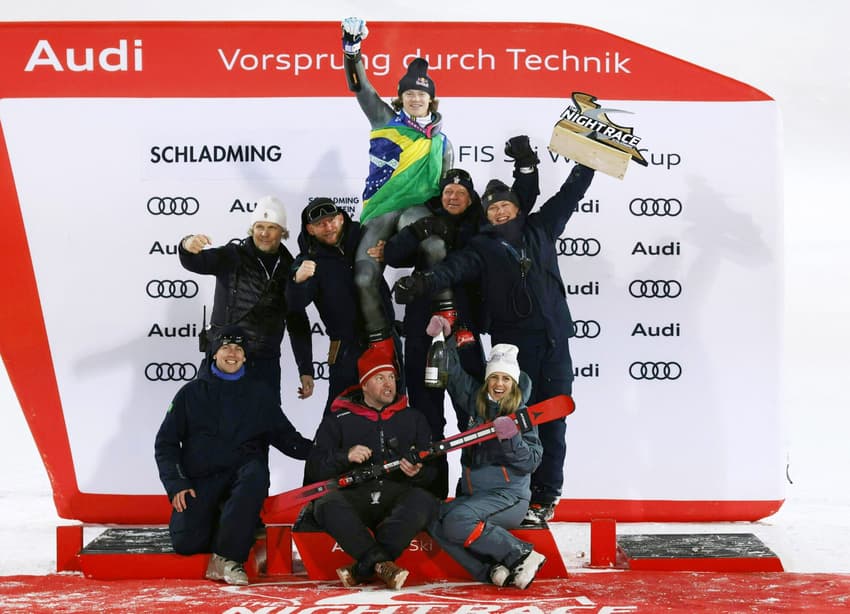 Lucas Pinheiro, do Brasil, celebra o segundo lugar no slalom gigante da Copa do Mundo de Esqui Alpino, em Schladming, Áustria, em 27 de janeiro de 2026. (Foto: Erwin Scheriau/Apa/Afp)